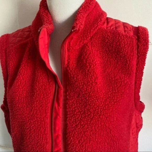Vineyard Vines • Red Sherpa Quilted Side Vest - Picture 5 of 6
